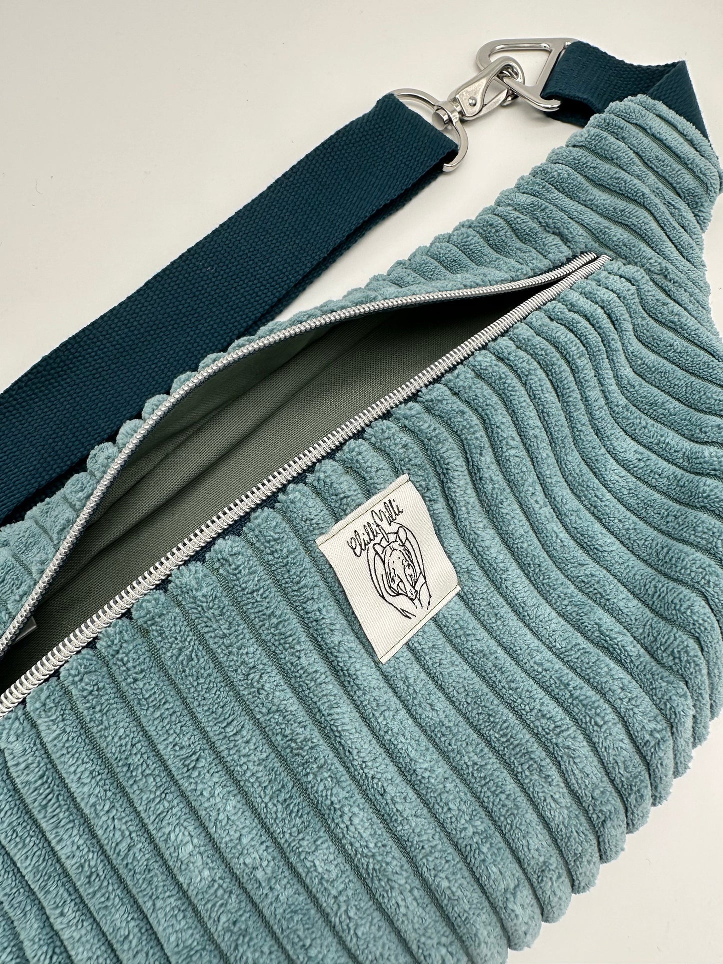 Crossbodybag/ Hipbag- Mint blau petrol Kuschelcord